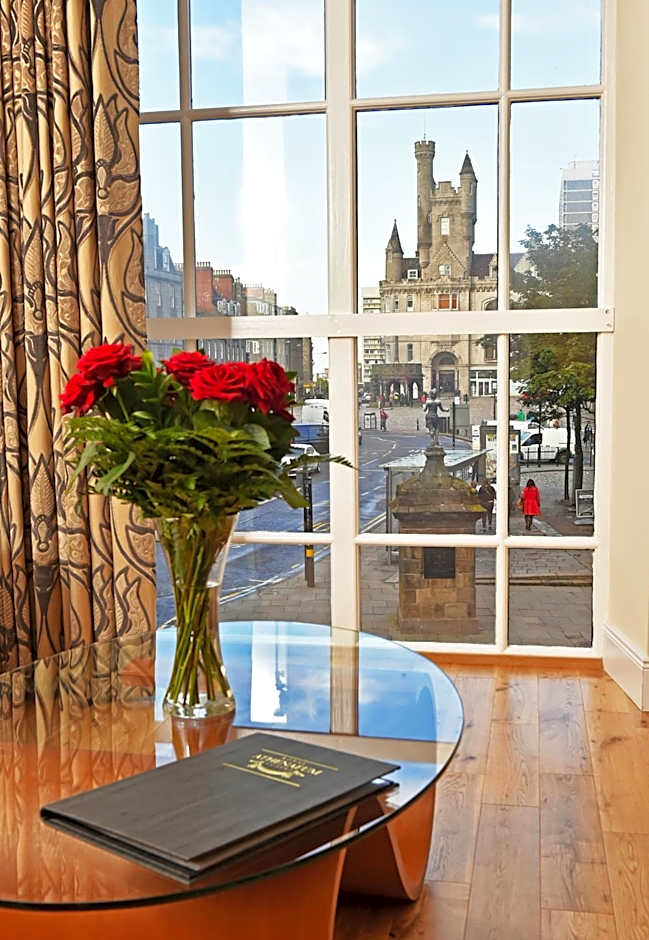 Royal Athenaeum Suites