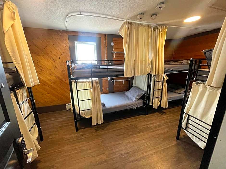 PARTY HOSTEL - The Canmore Hotel Hostel