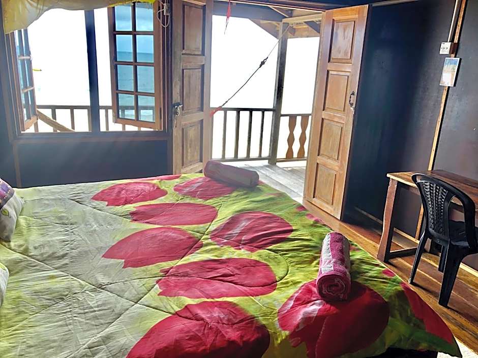 Beachfront Hut Upstairs Astra - Beach Shack Chalet