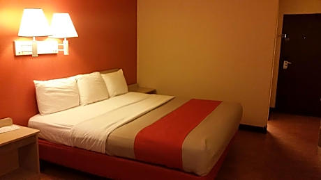 1 KING BED | MOBILITY ACCESSIBLE TUB, NSMK