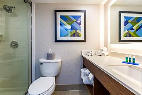 2 Queen Standard Communications Accessible