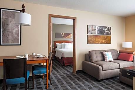 Mobility/Hearing Accessible One Bedroom Suite Queen Tub