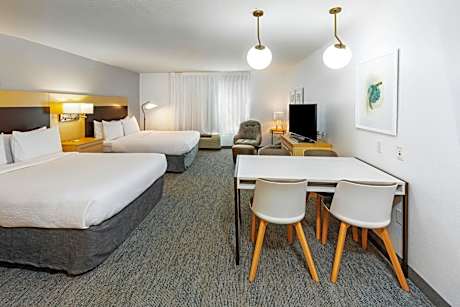 Queen Studio with Adapted Tub - Mobility and Hearing Accessible