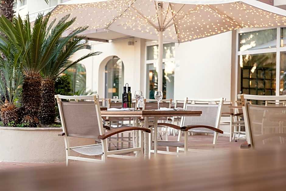 Monica Hotel
