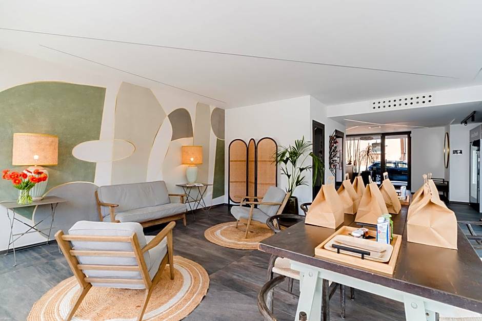 Glass House - Smart Rooms & Parking