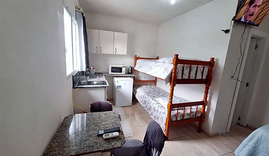 KITNET S1 em TORRES-RS - Na mais bela praia Gaúcha - Cozinha - Banheiro - Ar condicionado - TV e Wi-Fi - Estacionamento - Anfitriã Superhost no BnB