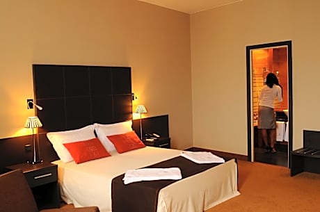TANA Hotel