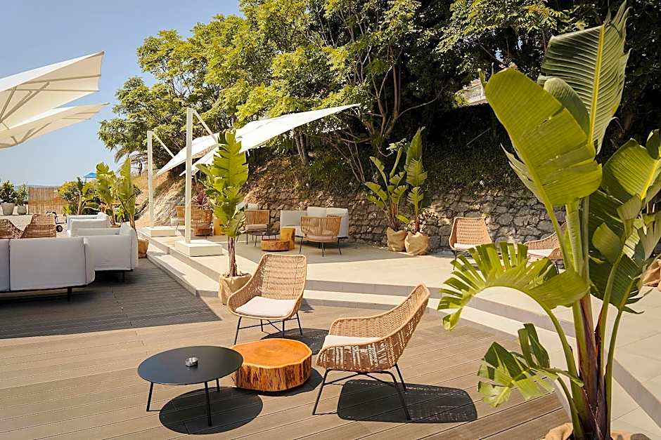 Lazure Hotel & Marina