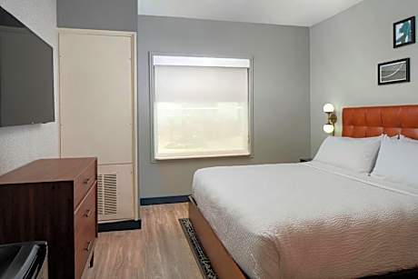 One-Bedroom King Suite with Roll-In Shower and Sofa Bed - Mobility Access