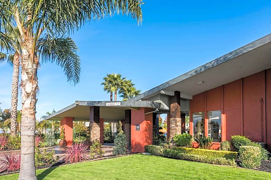 Days Inn & Suites by Wyndham Lodi