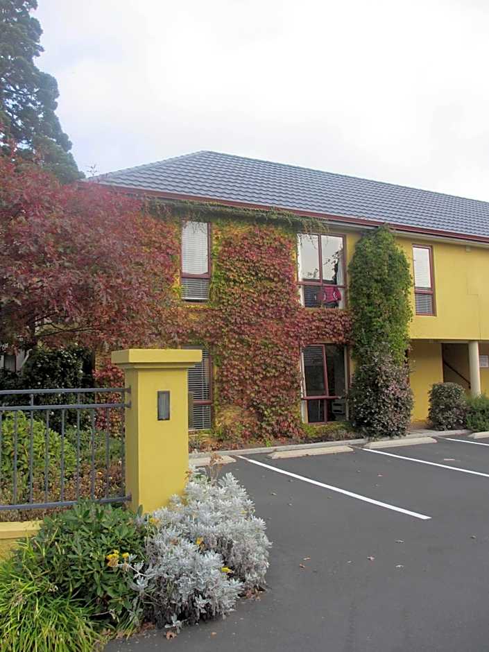 Alhambra Oaks Motor Lodge