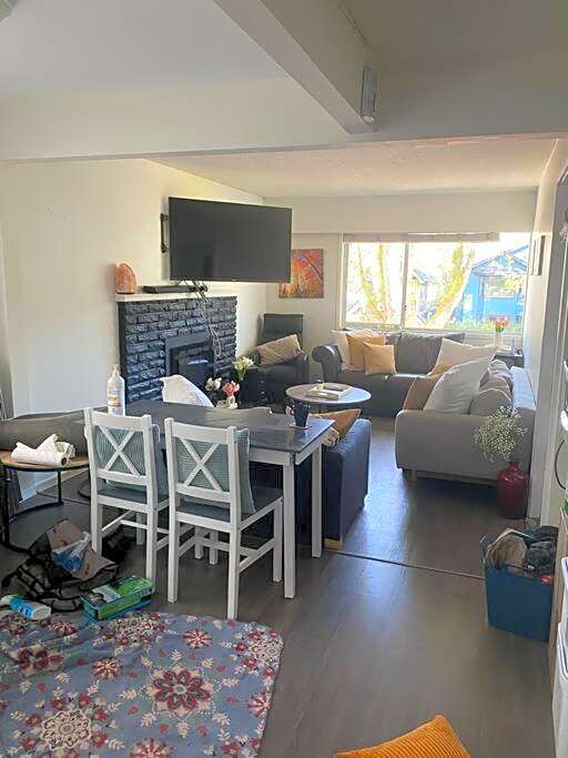 4 bedroom upper level Kits home