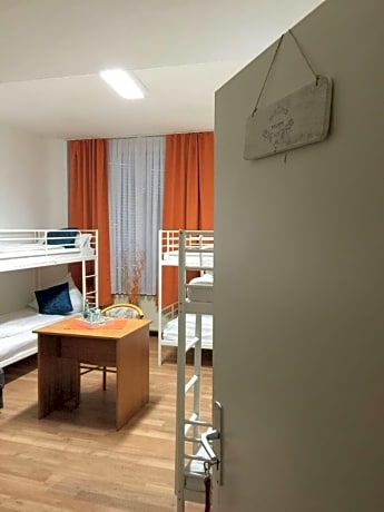 Dormitory Room with Shared Bathroom (5 Adults)