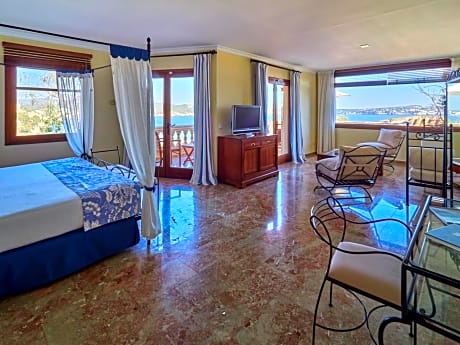 Queen Suite with Sea View (2 Adults + 2 Children)