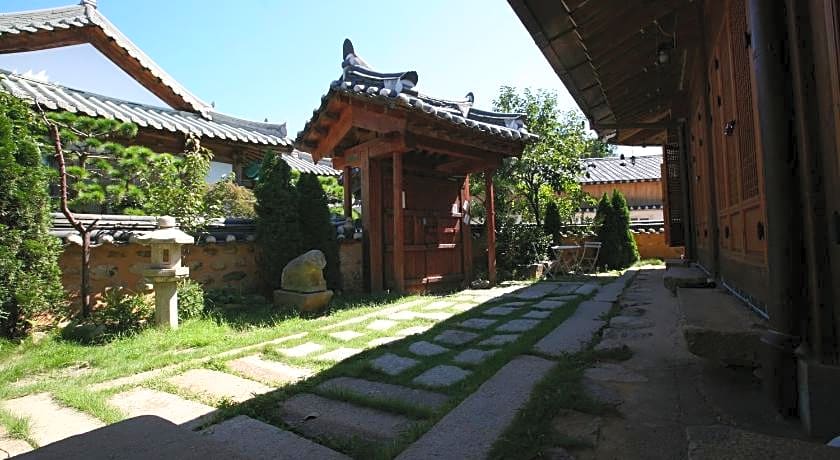 Gaeunchae Hanok Guesthouse Jeonju 2 (Korea Quality)