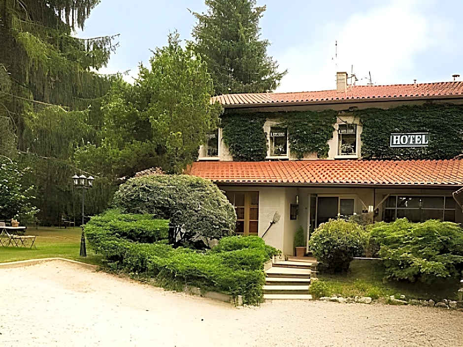 Logis Hotel Le Petit Casset