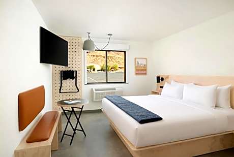 King Room with Bath Tub - Mobility and Hearing Access/Non-Smoking