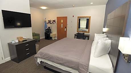 Deluxe King Room - Non-Smoking