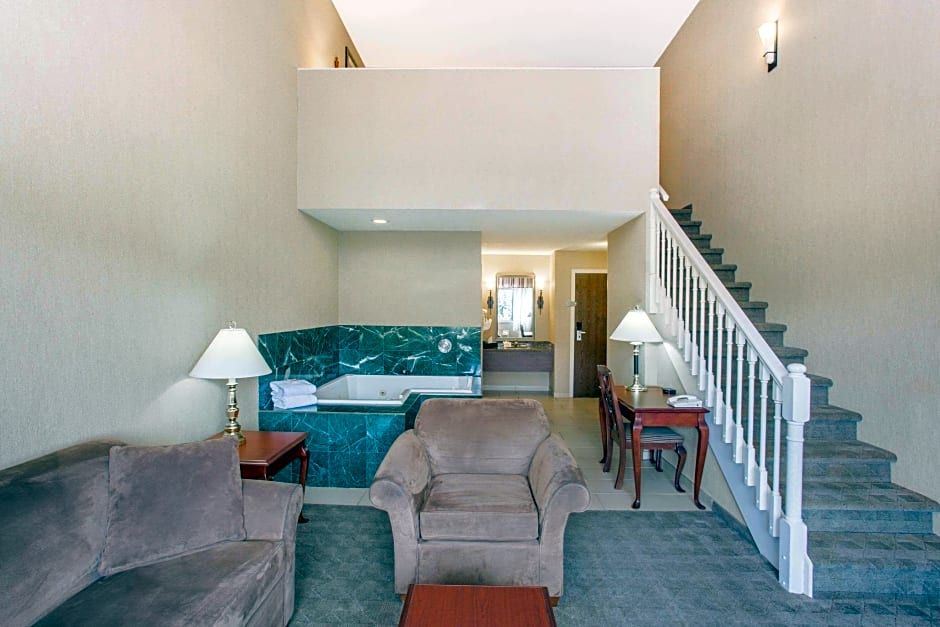 Photo 1 of 1 of Loft 1 King Bed Suite, Hot Tub