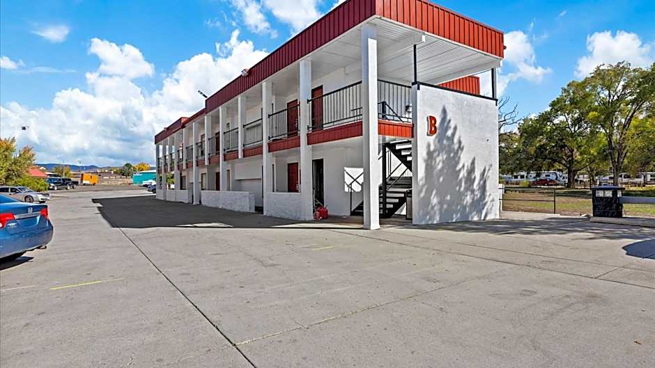 Red Arrow Inn & Suites, a Travelodge by Wyndham