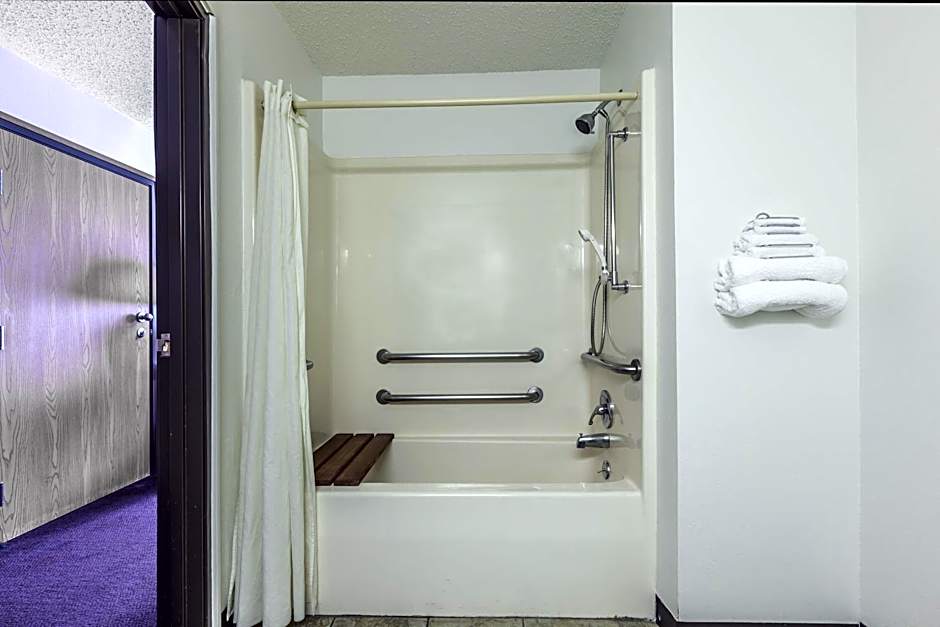 Super 8 by Wyndham Irving DFW Airport/South