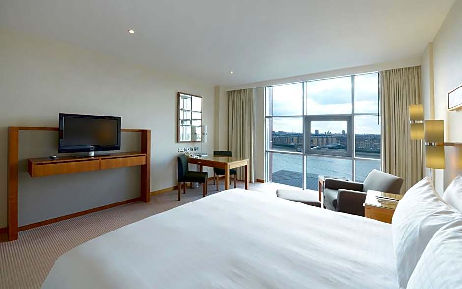 Canary Riverside Plaza Hotel