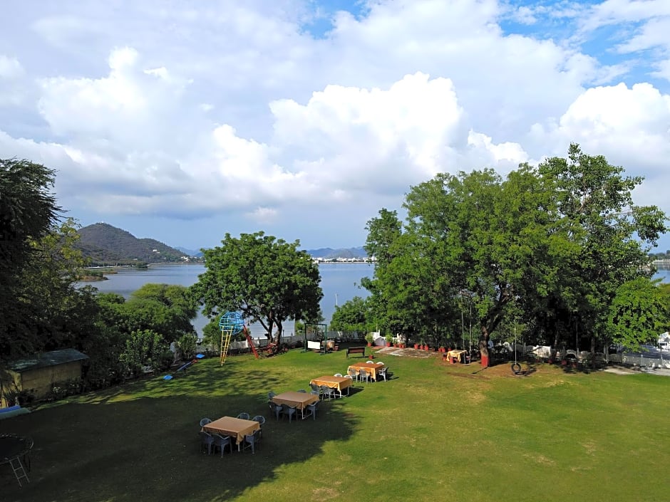 Devendragarh - A Boutique Lake Facing Guest House On Lake Fateh Sagar