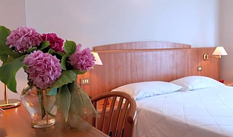 Family Room (2 Adults + 2 Children)