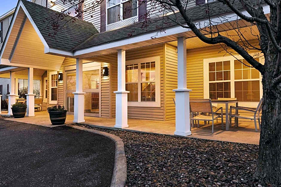 Country Inn & Suites by Radisson, Forest Lake, MN