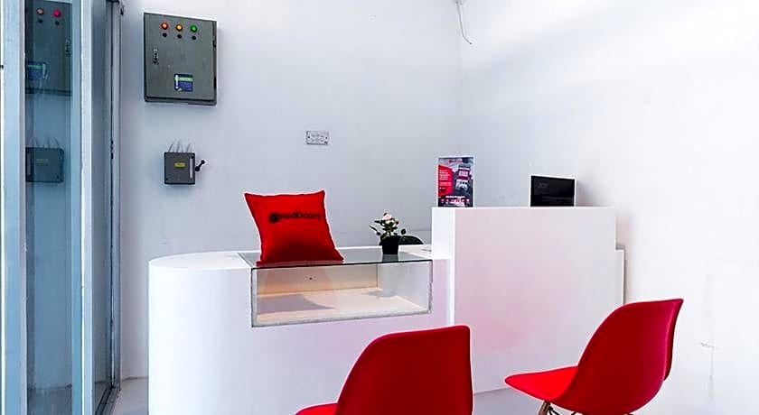 RedDoorz near Seasons City Mall