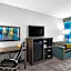 La Quinta Inn & Suites by Wyndham Indianapolis Airport Executive