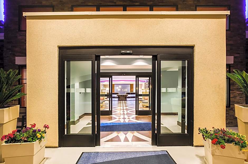 Holiday Inn Express & Suites Eureka By IHG