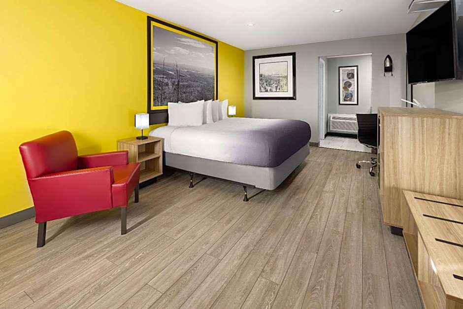 Super 8 by Wyndham Hazleton