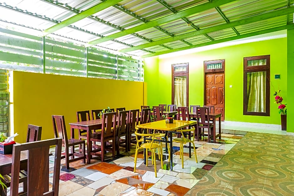 Super OYO 1682 Greenia Hotel