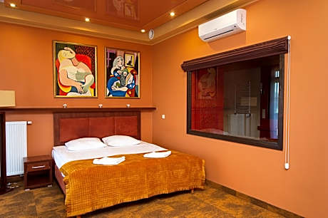 Deluxe Queen Studio