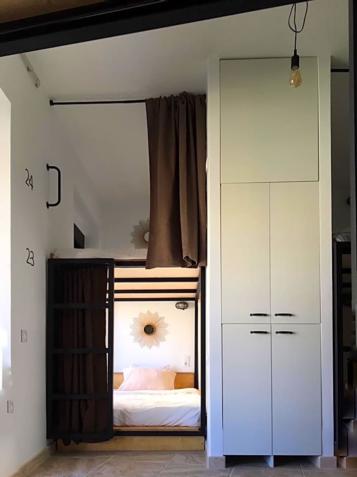 Hostel Numero Trece - Private Capsule Deds - Albergue Juvenil - FREE towels, coffee & tea, remote check-in