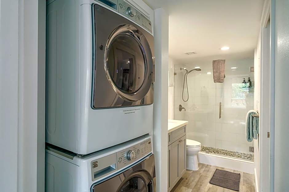 Renovated Condo - 3 Min Walk to Toes in the Sand!