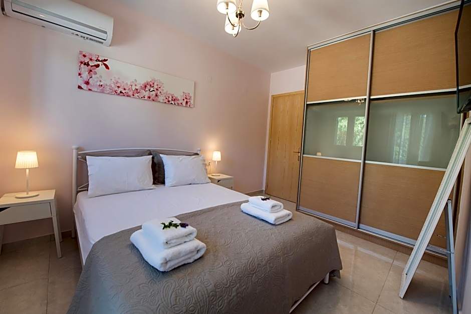 Bounatsa Studios & Apartments