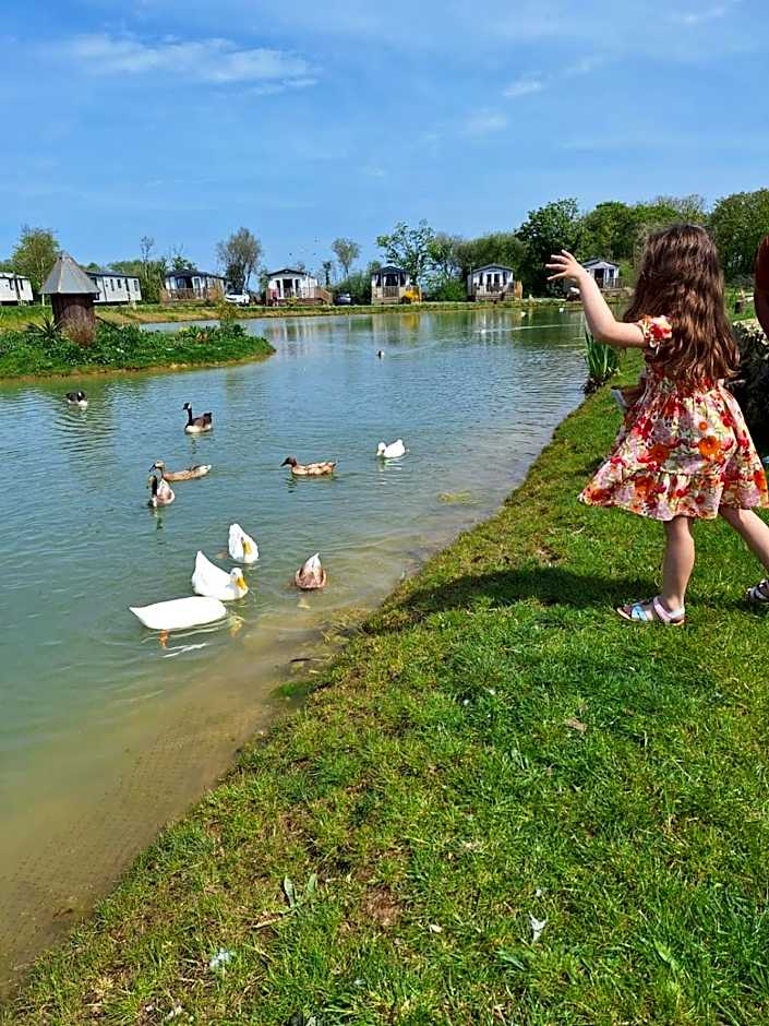 Beautiful 2 bedroom caravan, holiday park Tenby