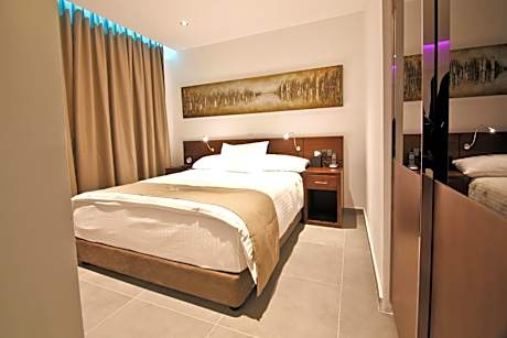 Family Room (2 Adults + 1 Child)