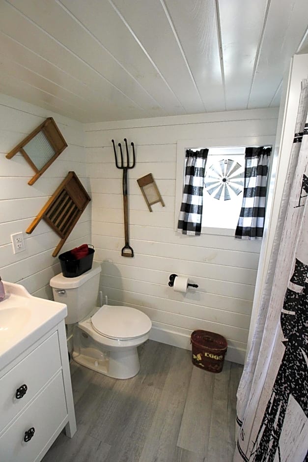 Tiny Digs Lakeshore - Tiny House Lodging