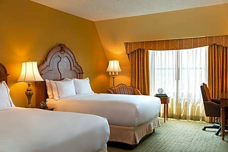 King Room with Roll-in Shower - Mobility Accessible
