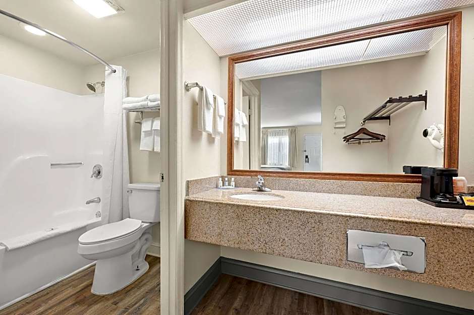 Quality Inn Pelham I-65 exit 246