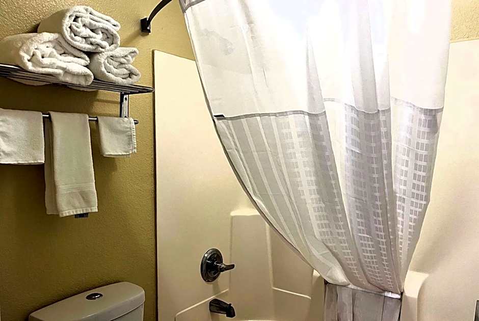 Super 8 by Wyndham Indianapolis/NE/Castleton Area