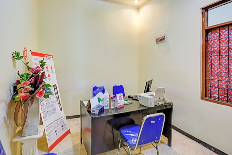 Super OYO 3767 Permata House