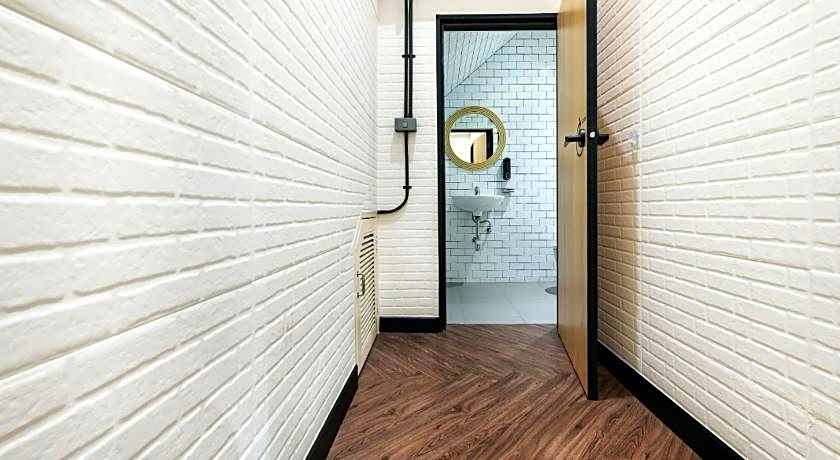 Siam Subway Hostel and Cafe