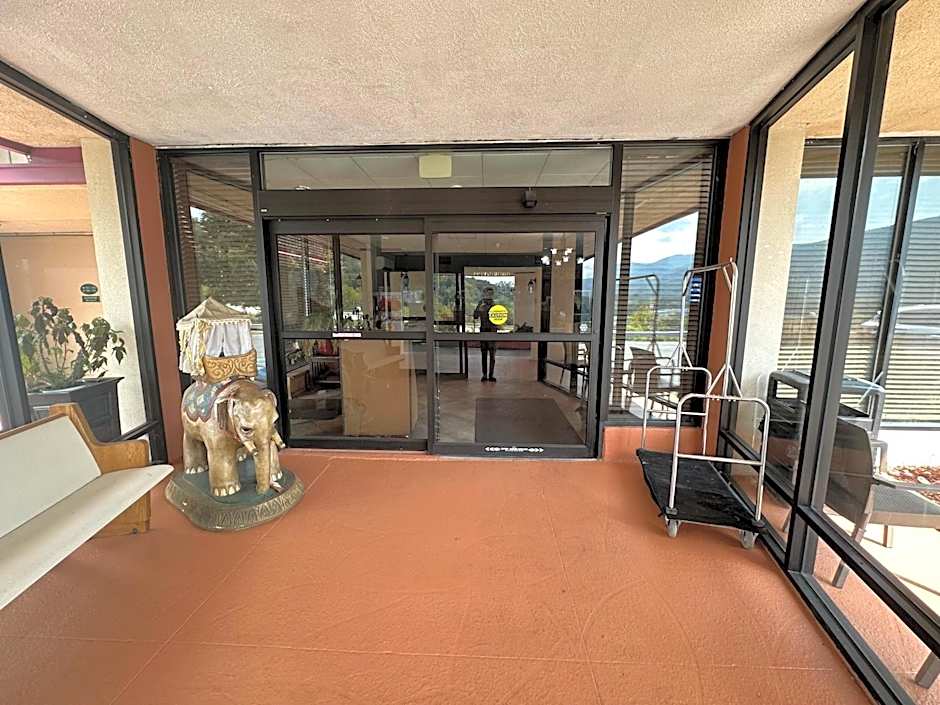 Hotel Red Rose by Townhouse Covington I-64