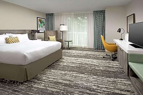 King Room with Roll-In Shower - Mobility Access