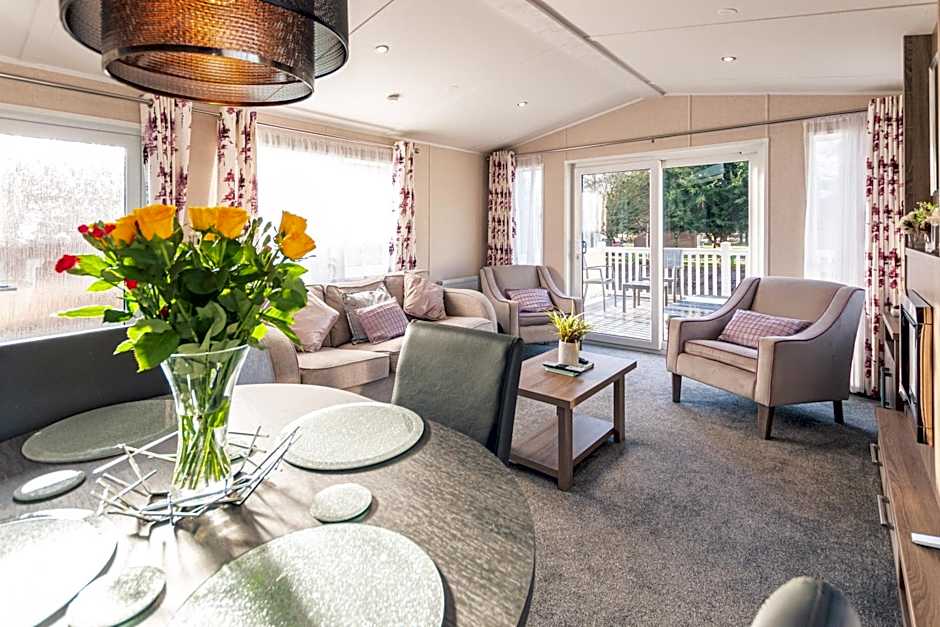 Lakeshore Lodge with Hot Tub