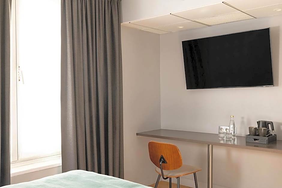 Midnight Hotel Paris